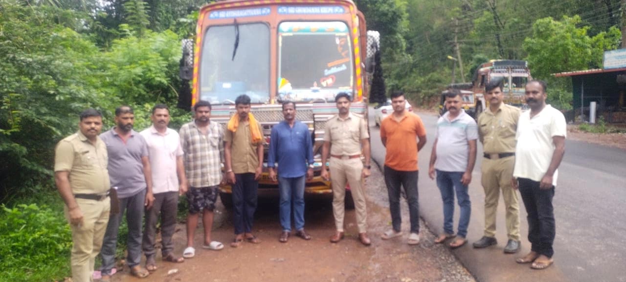 ಎರಡು ಲಾರಿಗಳಲ್ಲಿ ಅಕ್ರಮ ಕೆಂಪು ಕಲ್ಲು ಸಾಗಾಟ: ಚಾಲಕ, ಲಾರಿ ವಶಕ್ಕೆ
