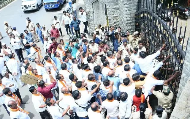 ವಾಲ್ಮೀಕಿ ಹಗರಣ ಬಿಜೆಪಿ ಮುಖಂಡರಿಂದ ಡಿಸಿ ಕಚೇರಿ ಮುತ್ತಿಗೆ ಯತ್ನ