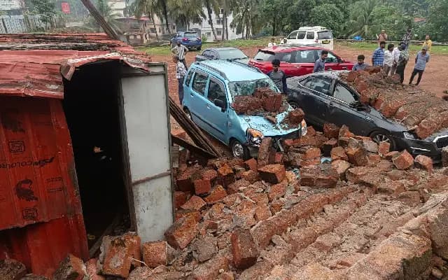 ಭಾರಿ ಮಳೆ : ಗೋಡೆ ಕುಸಿದು ಎರಡು ಕಾರು, ಒಂದು ಕೈಗಾಡಿಗೆ ಹಾನಿ