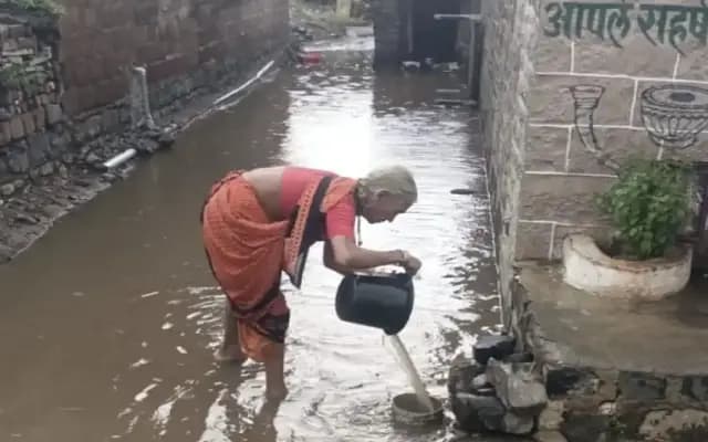 ಬೀದರ್‌ನಲ್ಲಿ ವರುಣ ಆರ್ಭಟ :  ಮೊದಲ ಮಳೆಗೆ ಮನೆಗೆ ನುಗ್ಗಿದ ನೀರು