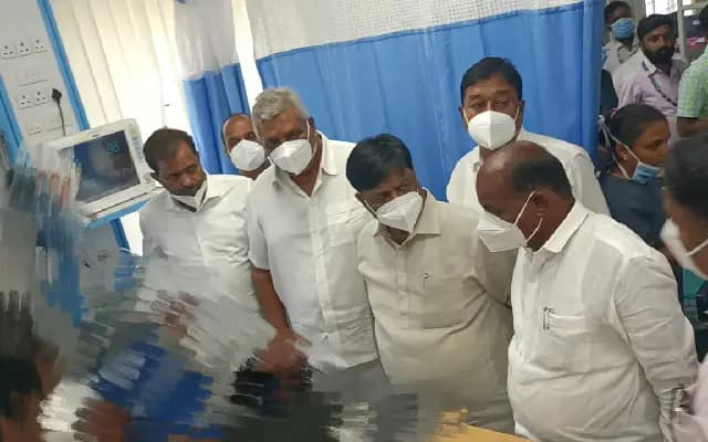 ಕುಟುಂಬ ಆತ್ಮಹತ್ಯೆ ಯತ್ನ ಕೇಸ್‌ನಲ್ಲಿ ಮಹಿಳೆ ಸಾವು : ಸಿಮ್ಸ್ ಗೆ ಸಚಿವರು ಭೇಟಿ