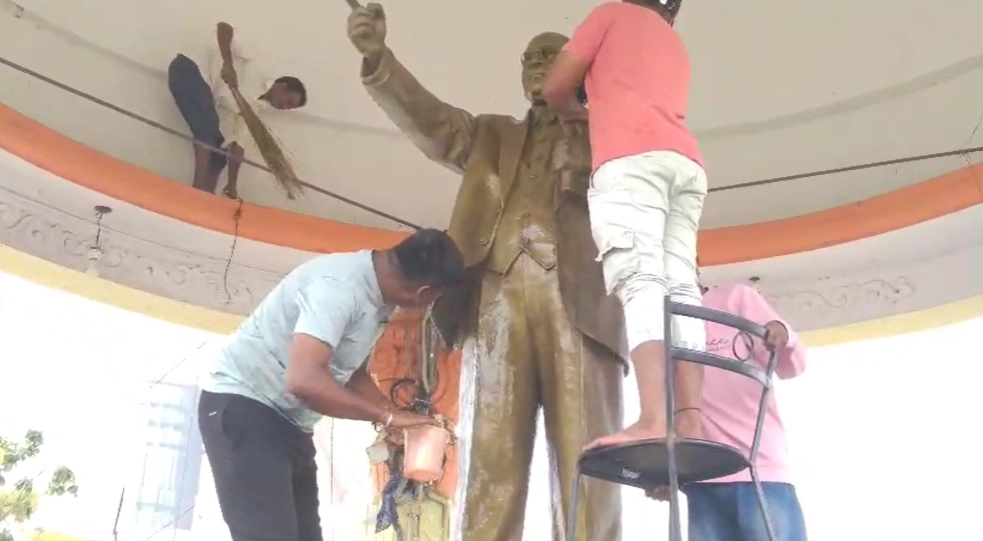 ಡಾ.ಬಿ.ಆರ್ ಅಂಬೇಡ್ಕರ್ ಪ್ರತಿಮೆ ಸ್ವಚ್ಛಗೊಳಿಸಿದ ಯುವಕರ ತಂಡ - News Karnataka