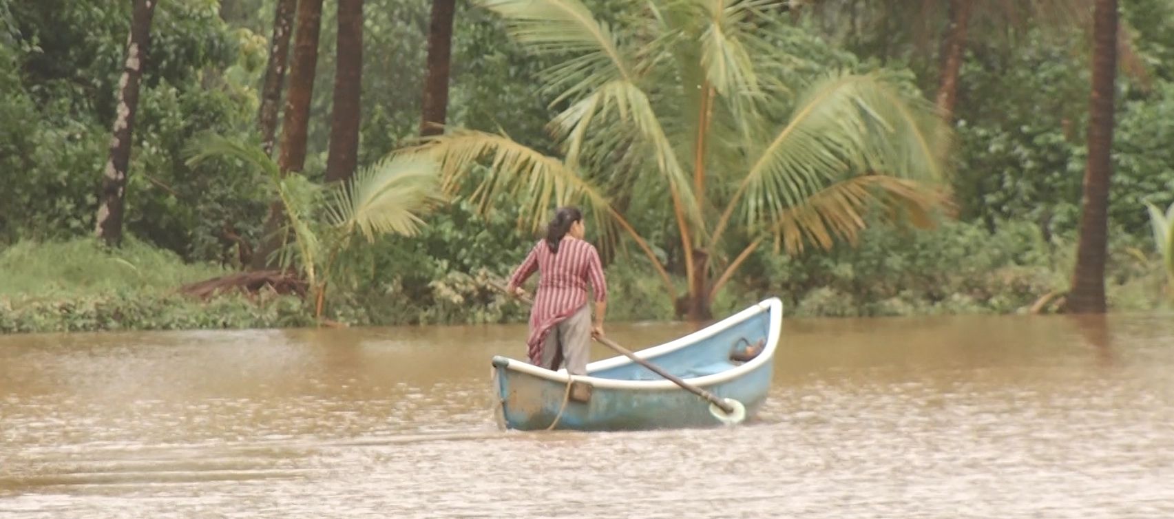 ಕುಂದಾಪುರ: ಭಯಾನಕ ನದಿಯಲ್ಲಿ ದೋಣಿ ಮುನ್ನಡೆಸಿ ಮಕ್ಕಳನ್ನು ದಾಟಿಸುವ ಧೀರ ಮಹಿಳೆ - News Karnataka