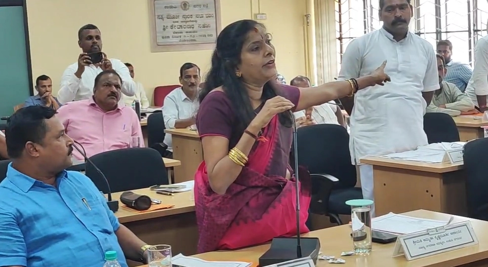ಬನ್ನಂಜೆ ರಾಷ್ಟ್ರೀಯ ಹೆದ್ದಾರಿಯಲ್ಲಿ ಡಿವೈಡರ್ ಅಗೆದಿರುವ ವಿವಾದ; ನಗರಸಭೆ ಸಾಮಾನ್ಯ ಸಭೆಯಲ್ಲಿ ಭಾರೀ ಗದ್ದಲ - News Karnataka