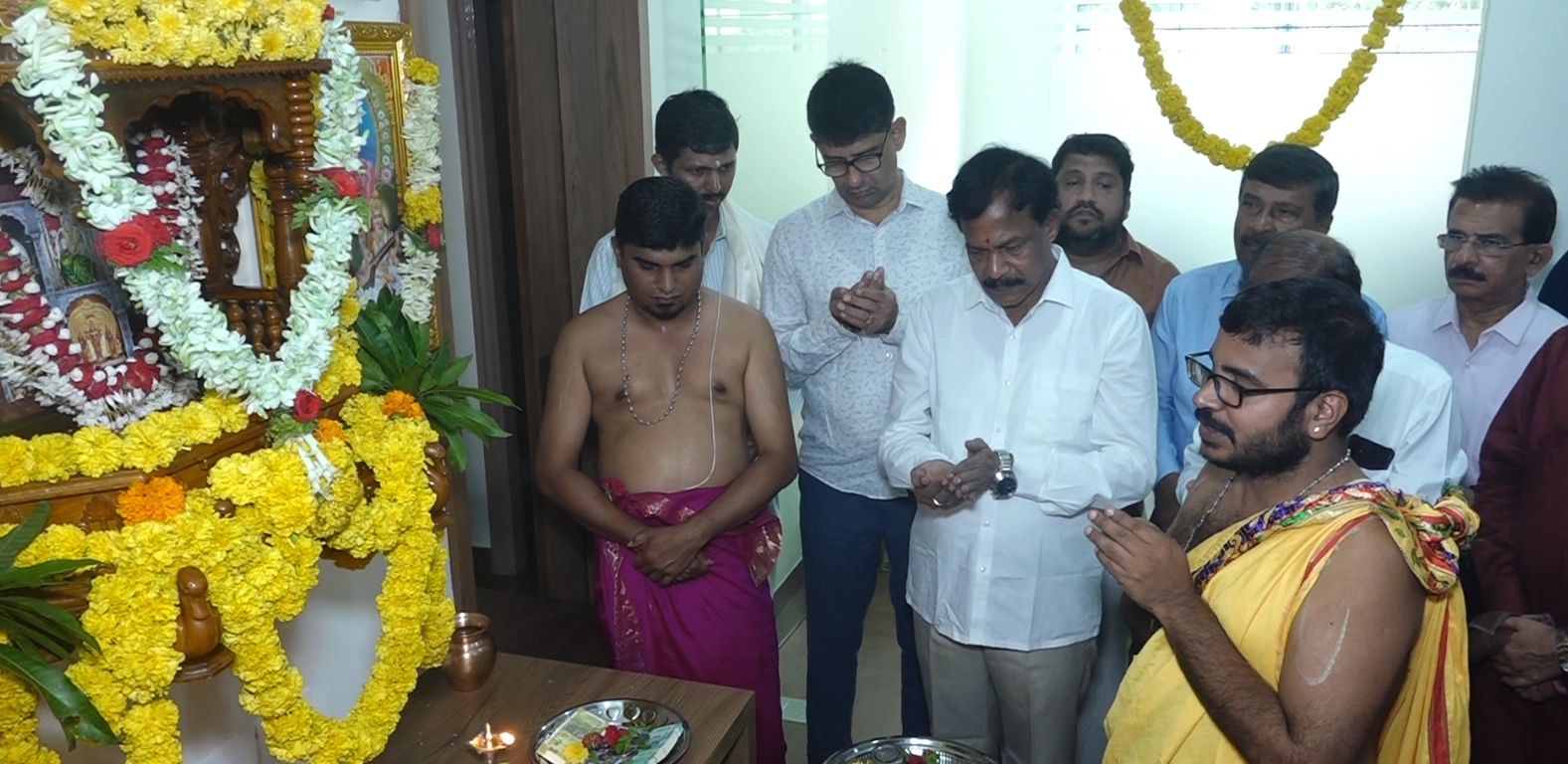 ದಕ್ಷಿಣ ಕನ್ನಡ ಜಿಲ್ಲಾ ಬಿಜೆಪಿ ಕಚೇರಿಯಲ್ಲಿ ಗೋ ಪೂಜೆ ಮತ್ತು ಲಕ್ಷ್ಮಿ ಪೂಜೆ - News Karnataka