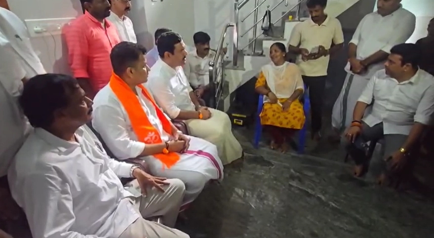 ಧರ್ಮಸ್ಥಳ ಚಲೋ ಬಳಿಕ ಸೌಜನ್ಯ ಮನೆಗೆ ಭೇಟಿ ನೀಡಿದ ಬಿಜೆಪಿ ಮುಖಂಡರು - News Karnataka