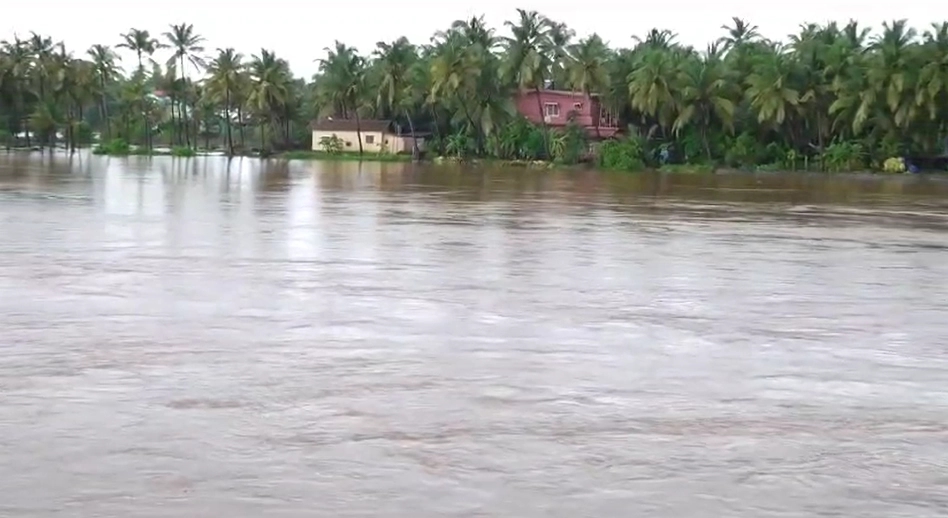 ಬೈಂದೂರು ಹಳಗೇರಿಯಲ್ಲಿ ಭಾರೀ ಮಳೆ: ಮನೆಗಳು ಜಲಾವೃತ: ಜನರ ಸ್ಥಳಾಂತರ - News Karnataka