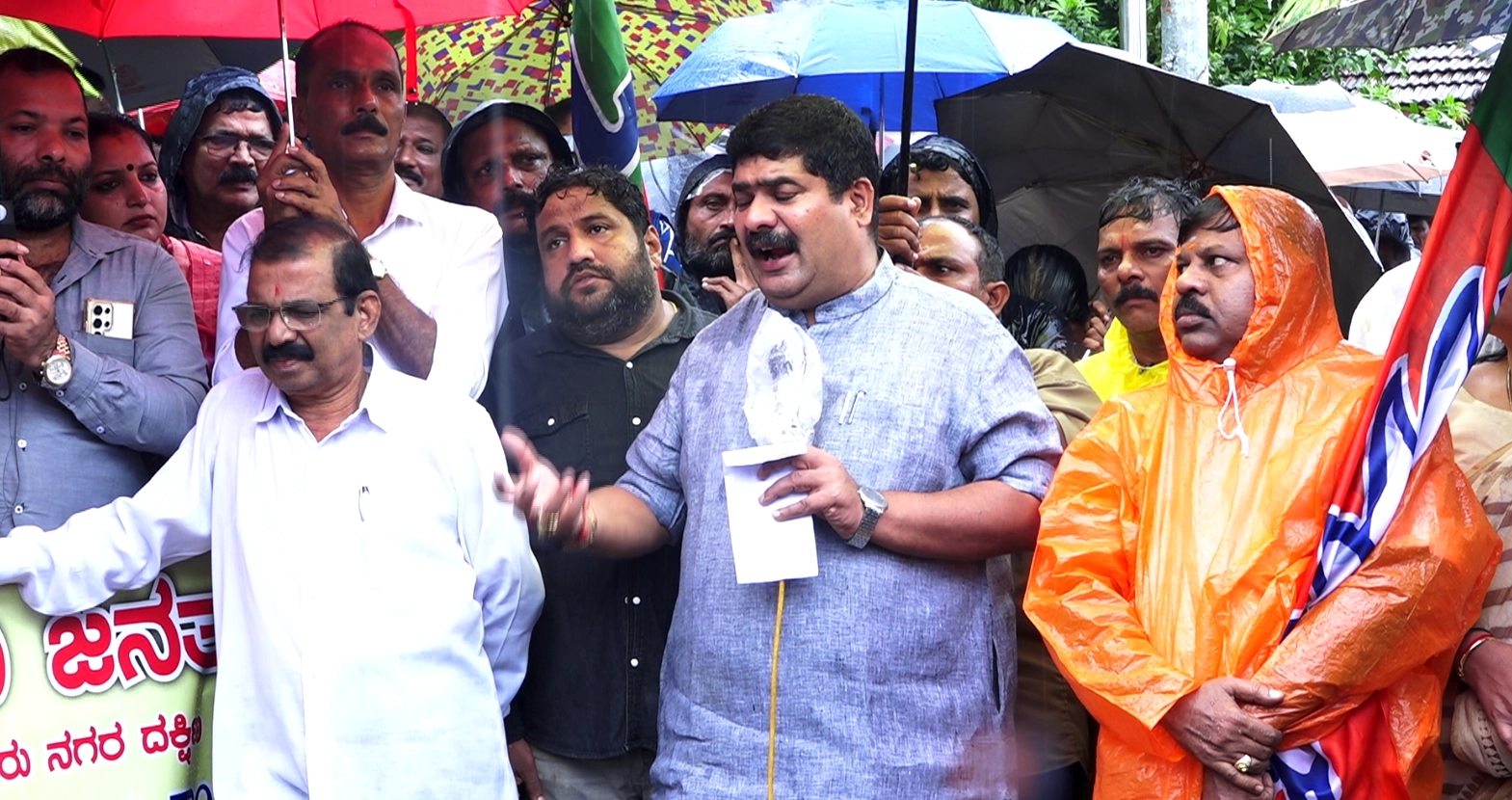 ಕೆಂಪುಕಲ್ಲು, ಮರಳು ಸಮಸ್ಯೆ ಪರಿಹಾರಕ್ಕೆ ಆಗ್ರಹಿಸಿ ಮಳೆಯಲ್ಲೇ ಪ್ರತಿಭಟನೆ - News Karnataka