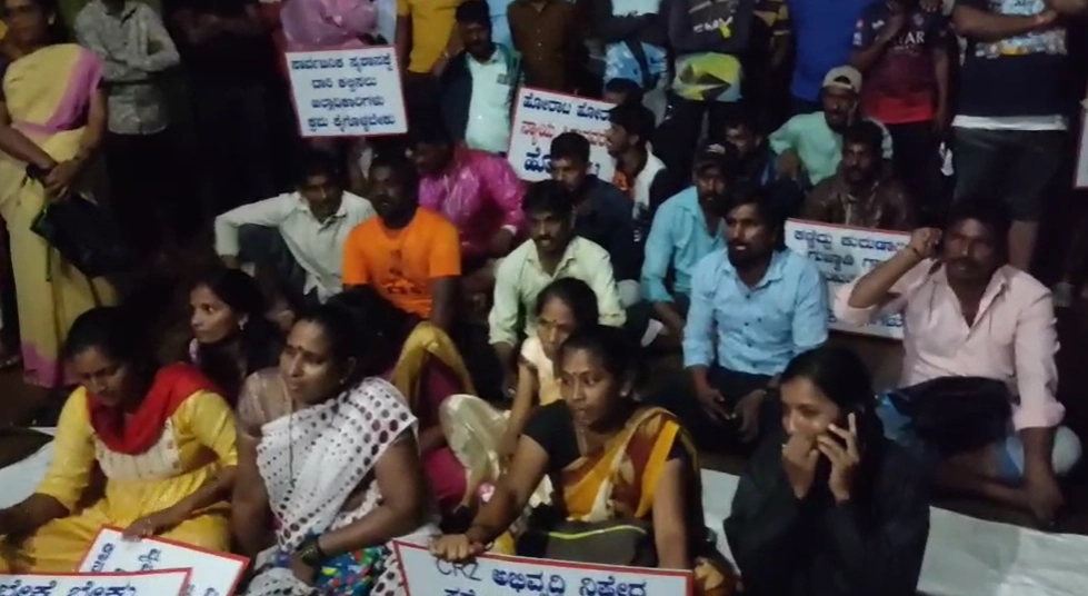 ಸ್ಮಶಾನ ರಸ್ತೆ ಬಂದ್: ಕಂಚುಗೋಡು ಗ್ರಾಮಸ್ಥರಿಂದ ಅಹೋರಾತ್ರಿ ಧರಣಿ ಸತ್ಯಾಗ್ರಹ - News Karnataka