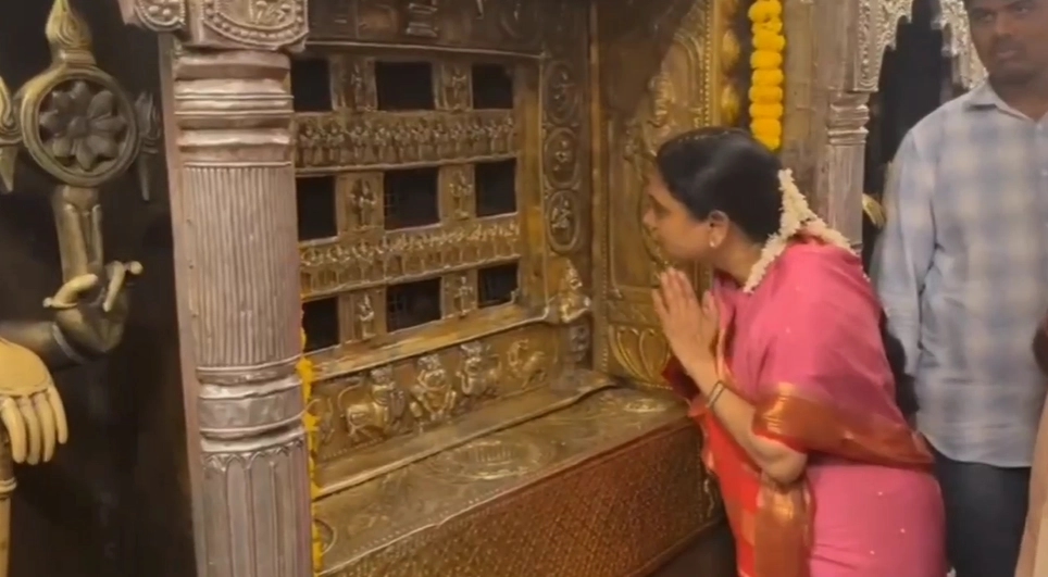 ಶ್ರೀ ಲಕ್ಷ್ಮಿ ಅರುಣಾರಿಂದ ಪ್ರಮುಖ ದೇವಸ್ಥಾನಗಳಿಗೆ ಭೇಟಿ ನೀಡಿ ವಿಶೇಷ ಪೂಜೆ ಸಲ್ಲಿಕೆ - News Karnataka