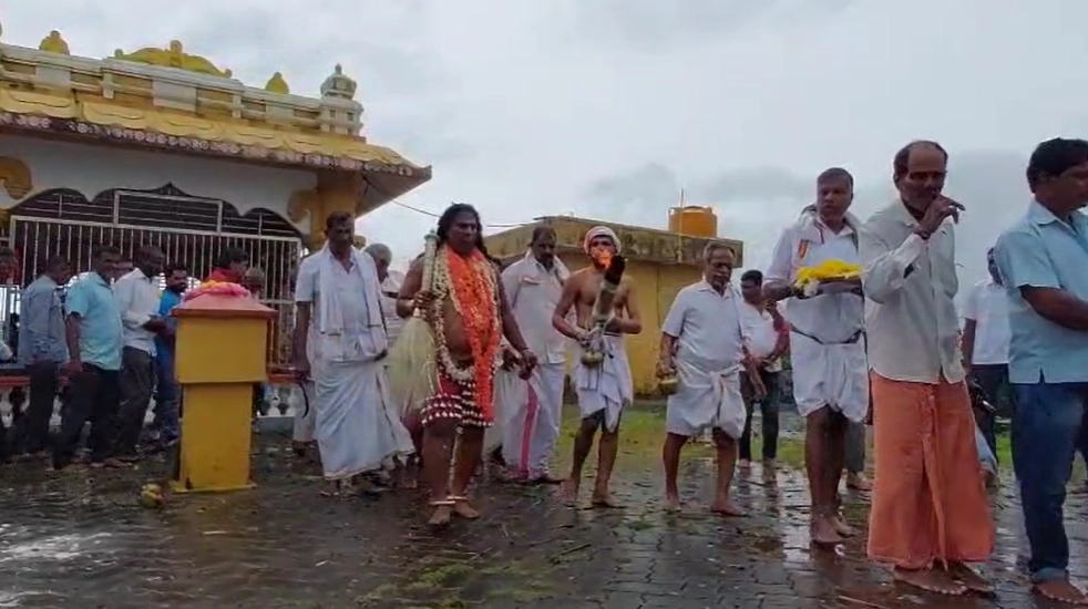 ಮಲ್ಪೆ: ಬೊಬ್ಬರ್ಯನ ಮುಂದೆ ನೋವು ತೋಡಿಕೊಂಡ ಕಡಲ ಮಕ್ಕಳು - News Karnataka