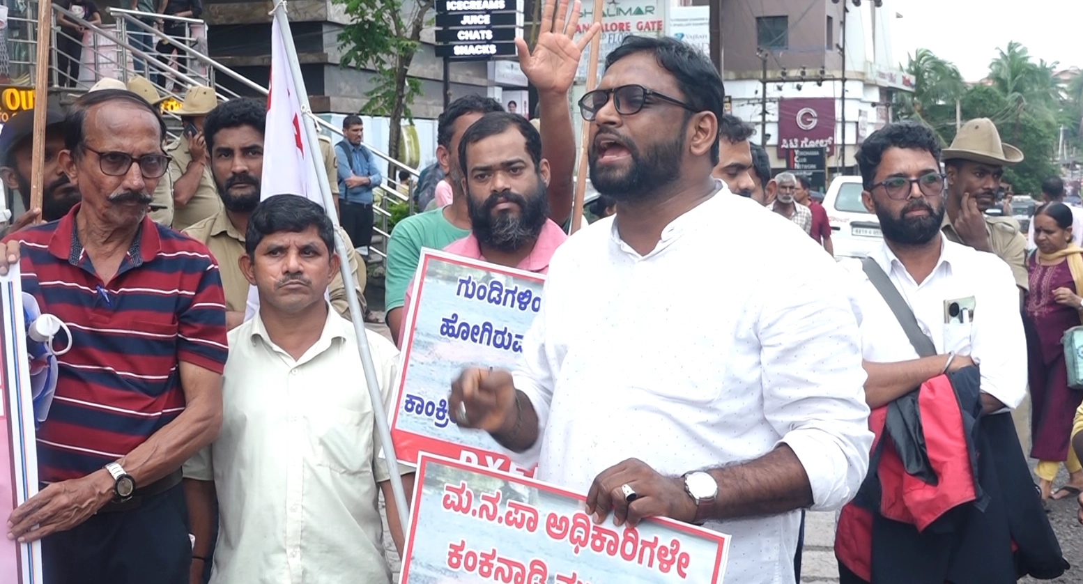 ಕಂಕನಾಡಿ ರಸ್ತೆ ಗುಂಡಿ ಮುಚ್ಚಲು ಡಿವೈಎಫ್ಐ ವತಿಯಿಂದ ಪ್ರತಿಭಟನೆ - News Karnataka