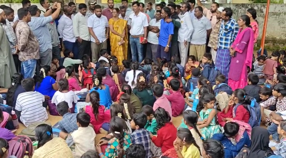 ಶಿಕ್ಷಕರ ನೇಮಕಕ್ಕೆ ಒತ್ತಾಯಿಸಿ ಪೋಷಕರ ಪ್ರತಿಭಟನೆ - News Karnataka