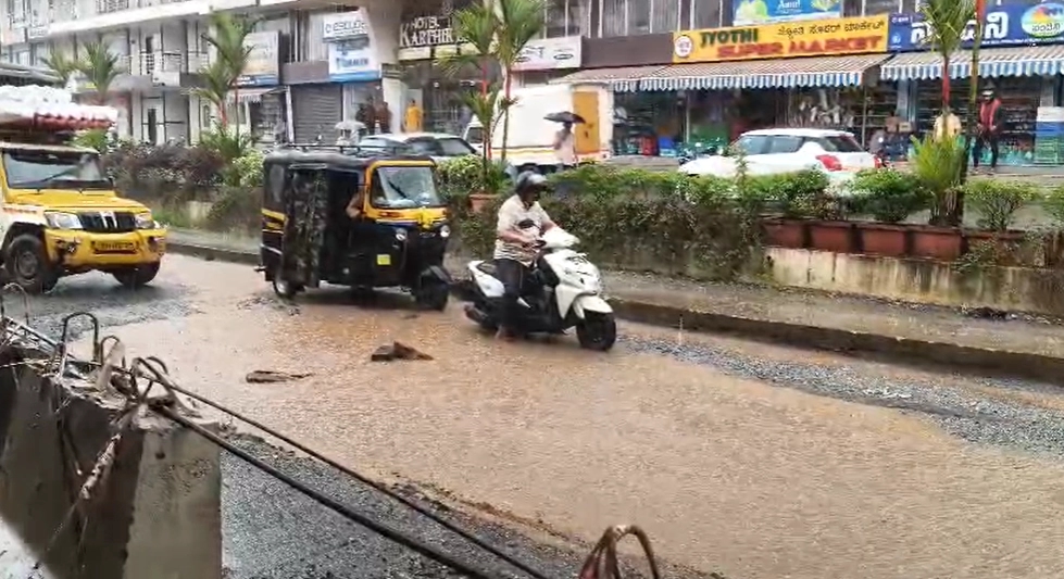 ಹೆದ್ದಾರಿಯ ಹೊಂಡ ಮುಚ್ಚಿ ಸುಗಮ ಸಂಚಾರಕ್ಕೆ ಅನುವು ಮಾಡಿಕೊಟ್ಟ ಟ್ರಾಫಿಕ್ ಪೊಲೀಸರು; ಸಾರ್ವಜನಿಕರಿಂದ ಭಾರೀ ಮೆಚ್ಚುಗೆ - News Karnataka