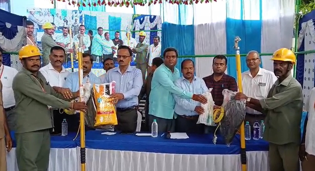 ಚೆಸ್ಕಾಂ ಕಾರ್ಮಿಕರಿಗೆ ಆರೋಗ್ಯ ವಿಮೆ ಮತ್ತು ಸುರಕ್ಷಾ ಕವಚಗಳ ವಿತರಣೆ - News Karnataka