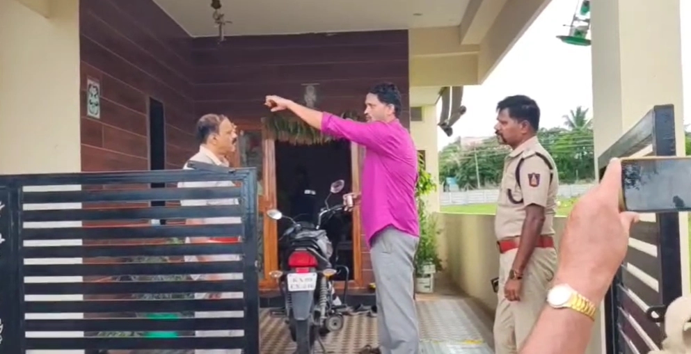 ಹಾಡಹಗಲೇ ಮನೆಗೆ ನುಗ್ಗಿ ಕಳ್ಳತನ; ಮಾಲೀಕರ ಮುಂದೆಯೇ ಎಸ್ಕೇಪ್ ಆದ ಖದೀಮರು! - News Karnataka