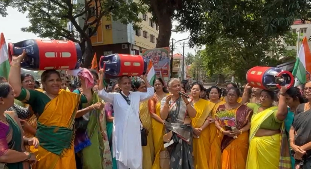 ಉಡುಪಿ: ಕೇಂದ್ರ ಸರ್ಕಾರ ಅಡುಗೆ ಅನಿಲ, ಇಂಧನ ಬೆಲೆ ಏರಿಸಿರುವುದನ್ನು ಖಂಡಿಸಿ ಪ್ರತಿಭಟನೆ - News Karnataka