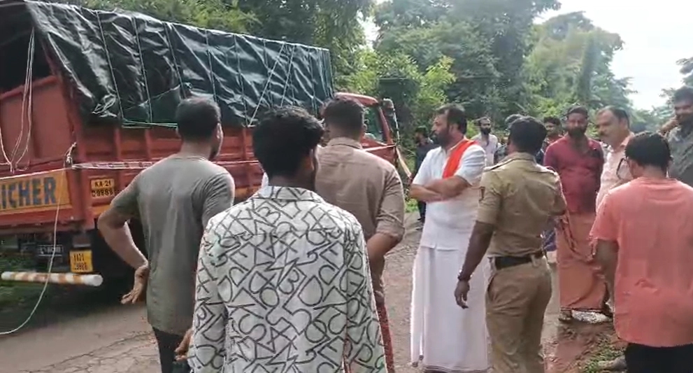 ಗೋಸಾಗಾಟ ; ಬೆನ್ನಟ್ಟಿದ ಪೊಲೀಸ್ ಜೀಪು ಮೇಲೆ ಲಾರಿ ಹಾಯಿಸಲು ಯತ್ನ, ಆರೋಪಿ ಕಾಲಿಗೆ ಗುಂಡು ಹಾರಿಸಿ ಅರೆಸ್ಟ್! - News Karnataka