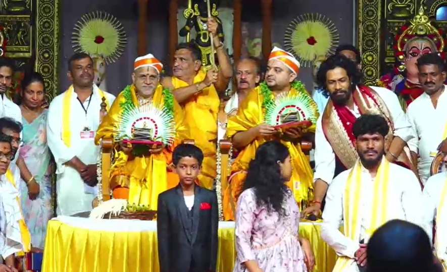 ದೈವ ನರ್ತಕರಿಂದ ಪರ್ಯಾಯ ಶ್ರೀ ಪುತ್ತಿಗೆ ಮಠಾಧೀಶರಿಗೆ ವಿಶಿಷ್ಟ ರೀತಿಯಲ್ಲಿ ಸನ್ಮಾನ - News Karnataka