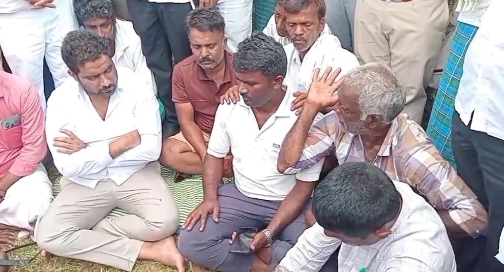 ಹುಲಿ ದಾಳಿಗೆ ರೈತ ಬಲಿ ಪ್ರಕರಣ, ಶಾಸಕ ಅನಿಲ್ ಚಿಕ್ಕಮಾದುಗೆ ಕ್ಲಾಸ್; ಗ್ರಾಮಸ್ಥರ ಆಕ್ರೋಶ - News Karnataka