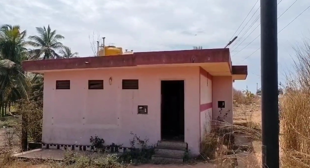 ಮರವಂತೆ ಬೀಚ್ ನಲ್ಲಿ ನಿರ್ಮಿಸಿರುವ ಶೌಚಾಲಯ ಶಿಥಿಲ: ದುರಸ್ತಿಗೆ ಆಗ್ರಹ - News Karnataka