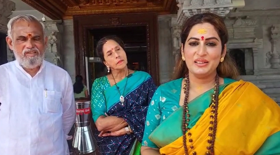 ಕಾಪು ಹೊಸ ಮಾರಿಗುಡಿಗೆ ನಿರ್ದೇಶಕಿ, ನಟಿ ರೂಪ ಐಯ್ಯರ್ ಭೇಟಿ: ನವದುರ್ಗಾ ಲೇಖನ ಯಜ್ಞ ಸಂಕಲ್ಪ ಕೈಗೊಂಡ ನಟಿ - News Karnataka