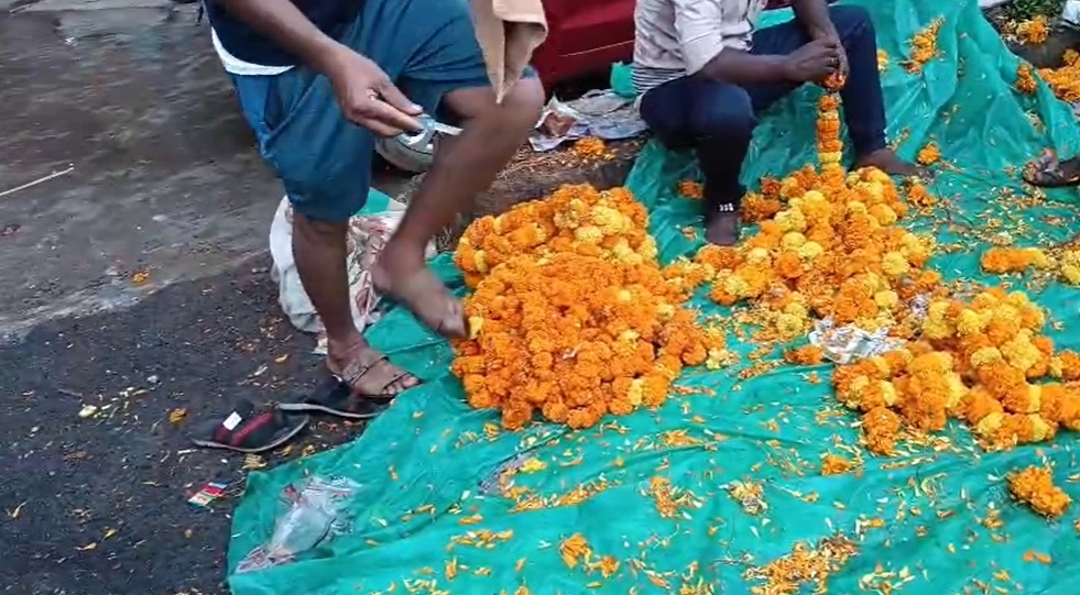 ಉಡುಪಿ: ಚರಂಡಿಗೆ ಎಸೆದ ಹೂವುಗಳ ಮರುಮಾರಾಟ - News Karnataka