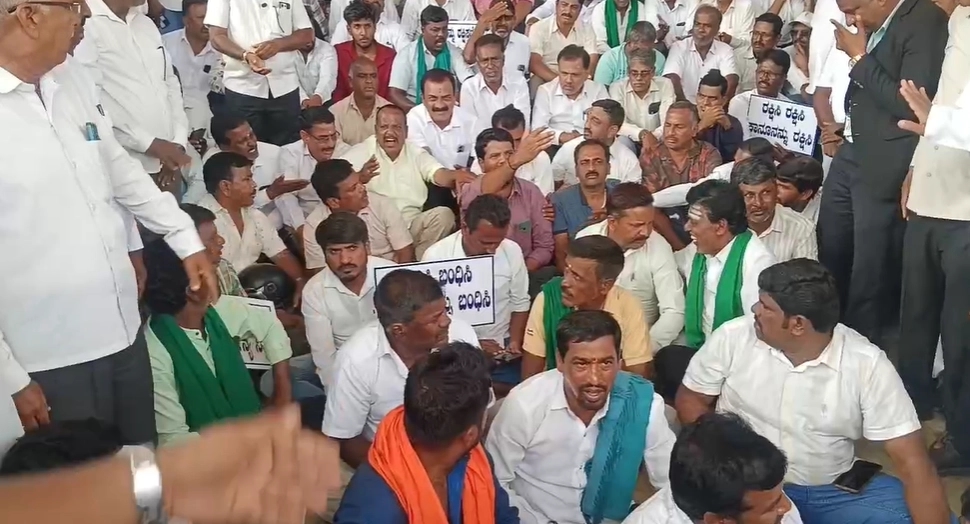 ಬಿಇಒ ಮೇಲೆ ಹಲ್ಲೆ ಮಾಡಲು ಯತ್ನಿಸಿದ ವ್ಯಕ್ತಿಯನ್ನು ಬಂಧಿಸುವಂತೆ ಆಗ್ರಹಿಸಿ ಪ್ರತಿಭಟನೆ - News Karnataka