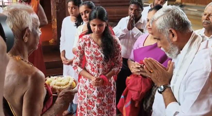 ಮಗಳ ಜೊತೆ ಕಾಪು ಮಾರಿಗುಡಿ ದೇಗುಲಕ್ಕೆ ಭೇಟಿ ನೀಡಿದ ಅಶ್ವಿನಿ ಪುನೀತ್ ರಾಜ್ಕುಮಾರ್ - News Karnataka