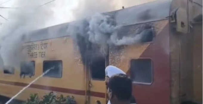 ಶಾರ್ಟ್ ಸರ್ಕ್ಯೂಟ್ನಿಂದ ರೈಲು ಬೋಗಿಯಲ್ಲಿ ಬೆಂಕಿ! - News Karnataka