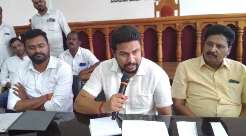 ವಿವಿಧ ಜಯಂತಿಗಳ ಆಚರಣೆ ಹಿನ್ನೆಲೆ: ಪೂರ್ವಭಾವಿ ಸಭೆ ನಡೆಸಿದ ಶಾಸಕ ದರ್ಶನ್ ಧ್ರುವನಾರಾಯಣ್ - News Karnataka