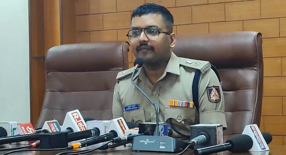 ನೌಕಾ ಸೇನೆಗೆ ಸಂಬಂಧಿಸಿದ ರಹಸ್ಯ ಮಾಹಿತಿ ಪಾಕಿಸ್ತಾನಕ್ಕೆ ರವಾನೆ; ಮಲ್ಪೆಯಲ್ಲಿ ಇಬ್ಬರ ಬಂಧನ - News Karnataka