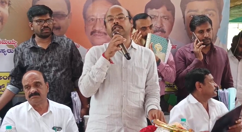 ಗ್ರಾಮಸ್ಥರ ಸಮಸ್ಯೆ ಆಲಿಸಿದ ವಿಧಾನ ಪರಿಷತ್ ಸದಸ್ಯ ಡಾ. ಯತೀಂದ್ರ ಸಿದ್ದರಾಮಯ್ಯ - News Karnataka