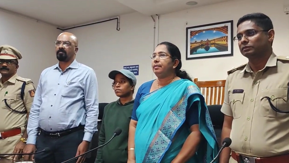 ನಕ್ಸಲ್ ತೊಂಬಟ್ಟು ಲಕ್ಷ್ಮೀ ಜಿಲ್ಲಾಡಳಿತ ಮುಂದೆ ಶರಣಾಗತಿ - News Karnataka