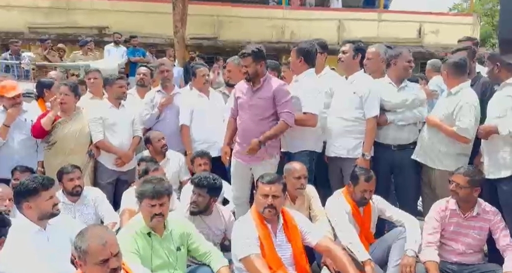ಬಿಜೆಪಿ ಕಾರ್ಯಕರ್ತ ವಿನಯ್ ಆತ್ಮಹತ್ಯೆ ಪ್ರಕರಣ: ಆಸ್ಪತ್ರೆ ಎದುರು ಪ್ರತಿಭಟನೆ - News Karnataka