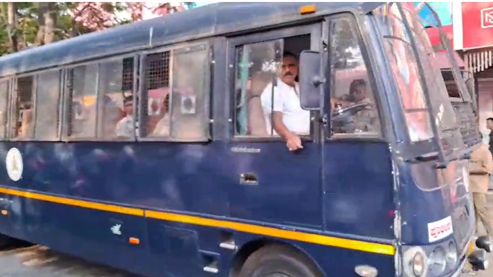 ಪ್ರತಿಭಟನಾ ನಿರತ ಕನ್ನಡ ಪರ ಹೋರಾಟಗಾರರನ್ನು ವಶಕ್ಕೆ ಪಡೆದ ಪೊಲೀಸರು! - News Karnataka
