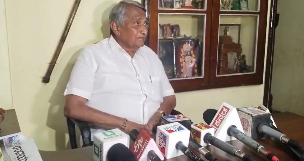 "ಯಕ್ಷಗಾನ ಕಲಾವಿದರು ಸಲಿಂಗಿಗಳು" ಎಂಬ ಬಿಳಿಮಲೆ ಹೇಳಿಕೆಗೆ ವ್ಯಾಪಕ ಆಕ್ರೋಶ - News Karnataka