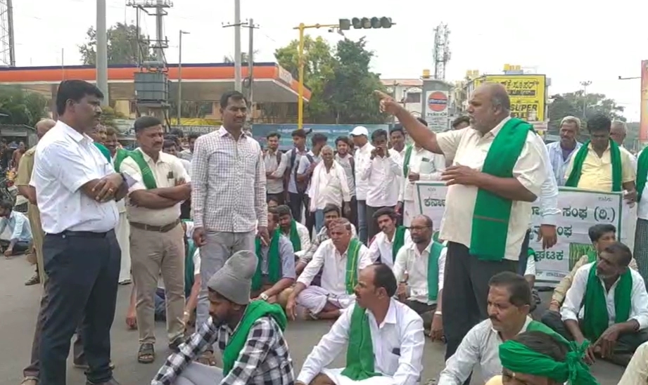 ಹೆದ್ದಾರಿಯಲ್ಲಿ ಎತ್ತಿನ ಗಾಡಿ ನಿಲ್ಲಿಸಿ ರೈತರ ಪ್ರತಿಭಟನೆ, ಪೊಲೀಸರು ಮತ್ತು ರೈತರ ನಡುವೆ ಮಾತಿನ ಚಕಮಕಿ! - News Karnataka