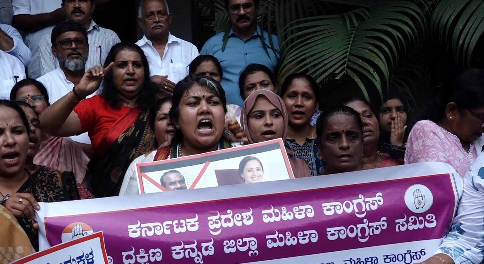 ಮುಖ್ಯ ಕಾರ್ಯದರ್ಶಿ ಶಾಲಿನಿ ರಜನೀಶ್ ವಿರುದ್ಧ ಅವಹೇಳನಕಾರಿ ಹೇಳಿಕೆ ನೀಡಿದ ಎನ್ ರವಿಕುಮಾರ್ ವಿರುದ್ಧ ಕಾಂಗ್ರೆಸ್ ನಿಂದ ಪ್ರತಿಭಟನೆ - News Karnataka