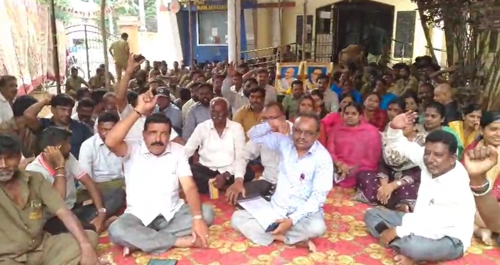 ನಗರಸಭೆ ಕಾರ್ಯಾಲಯದ ಬಾಗಿಲು ಬಂದ್ ಮಾಡಿ ಪೌರಕಾರ್ಮಿಕರ ಬೃಹತ್ ಪ್ರತಿಭಟನೆ - News Karnataka