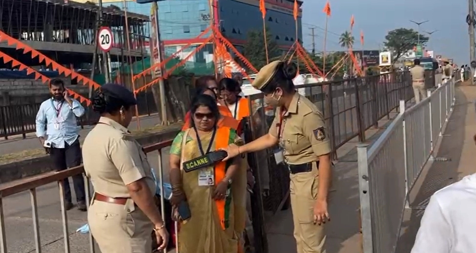 ಪ್ರಧಾನಿ ನರೇಂದ್ರ ಮೋದಿ ಉಡುಪಿ ಭೇಟಿಗೆ ಕ್ಷಣಗಣನೆ: ನಗರದಲ್ಲೆಡೆ ಬಿಗಿ ಪೊಲೀಸ್ ಬಂದೋಬಸ್ತ್! - News Karnataka