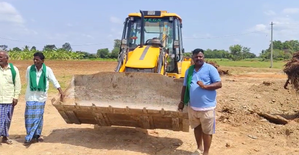 ನಾಲೆಯಲ್ಲಿ ಅಕ್ರಮ ಮಣ್ಣು ಸಾಗಾಣಿಕೆ; ಪೊಲೀಸರಿಗೆ ವಾಹನಗಳನ್ನು ವಶಕ್ಕೆ ನೀಡಿದ ರೈತರು - News Karnataka