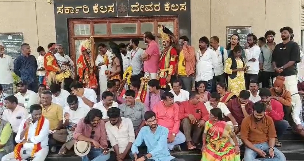 ಚಾಮರಾಜನಗರ: ದಸರಾ ಮಾಡುವಂತೆ ಕಲಾವಿದರ ಪ್ರತಿಭಟನೆ - News Karnataka