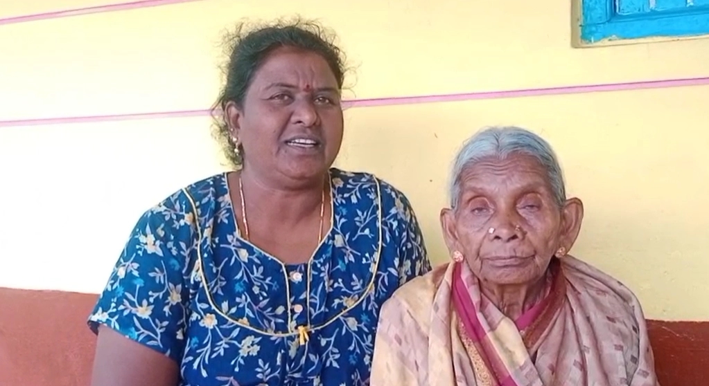 ಫುಡ್ ಇನ್ಸ್ಪೆಕ್ಟರ್ ಎಡವಟ್ಟು, ಬದುಕಿರುವ ವೃದ್ದೆಯನ್ನ ಸಾಯಿಸಿದ ಆಹಾರ ನಿರೀಕ್ಷಕ: ಪಡಿತರವಿಲ್ಲದೆ ವೃದ್ದೆ ಕಂಗಾಲು! - News Karnataka