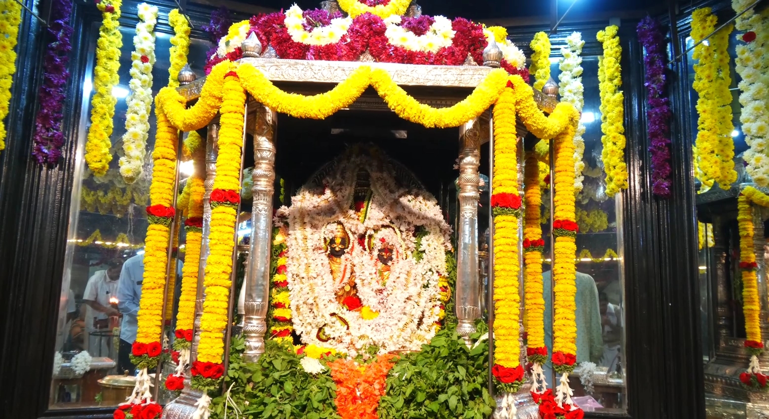 ಉಡುಪಿ: ತೆಂಕಪೇಟೆ ಶ್ರೀ ಲಕ್ಷ್ಮೀ ವೆಂಕಟೇಶ ದೇವರಿಗೆ ವಿಶೇಷ ಅಲಂಕಾರ - News Karnataka