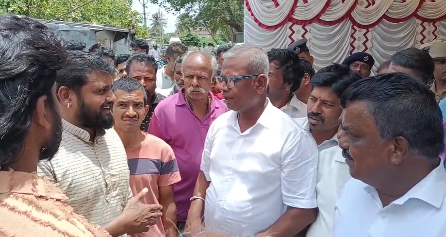 ರೈಲ್ವೆ ಮೇಲ್ಸೇತುವೆ ಕಾಮಗಾರಿಯ ಅವೈಜ್ಞಾನಿಕ ನಕ್ಷೆಯನ್ನು ಹರಿದು ಆಕ್ರೋಶ - News Karnataka