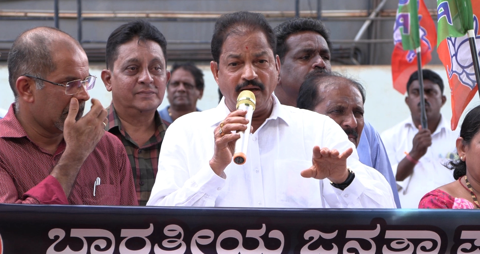 ಪೊಲೀಸ್ ಅಧಿಕಾರಿಗಳ ಅಮಾನತು ಮಾಡಿದ ರಾಜ್ಯ ಕಾಂಗ್ರೆಸ್ ಸರಕಾರದ ಕ್ರಮ ಖಂಡಿಸಿ ಬಿಜೆಪಿ ಪ್ರತಿಭಟನೆ - News Karnataka