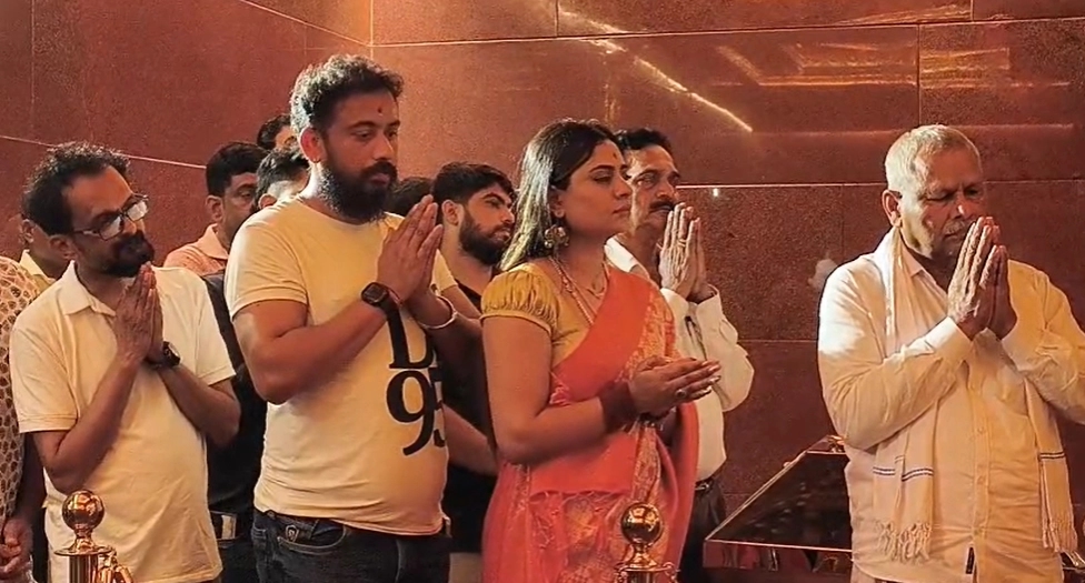 ಕಾಪು ಮಾರಿಯಮ್ಮನ ದರ್ಶನ ಪಡೆದ ನಟಿ ದೀಪಿಕಾ ದಾಸ್, ನವದುರ್ಗಾ ಲೇಖನ ಯಜ್ಞ ಸಂಕಲ್ಪ ಸ್ವೀಕಾರ - News Karnataka