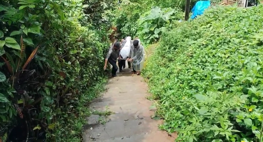 ಕೊಡಗು : ಅಂತ್ಯ ಸಂಸ್ಕಾರಕ್ಕೆ ಮೃತ ದೇಹ ಸಾಗಿಸಲು ಹರ ಸಾಹಸ! - News Karnataka