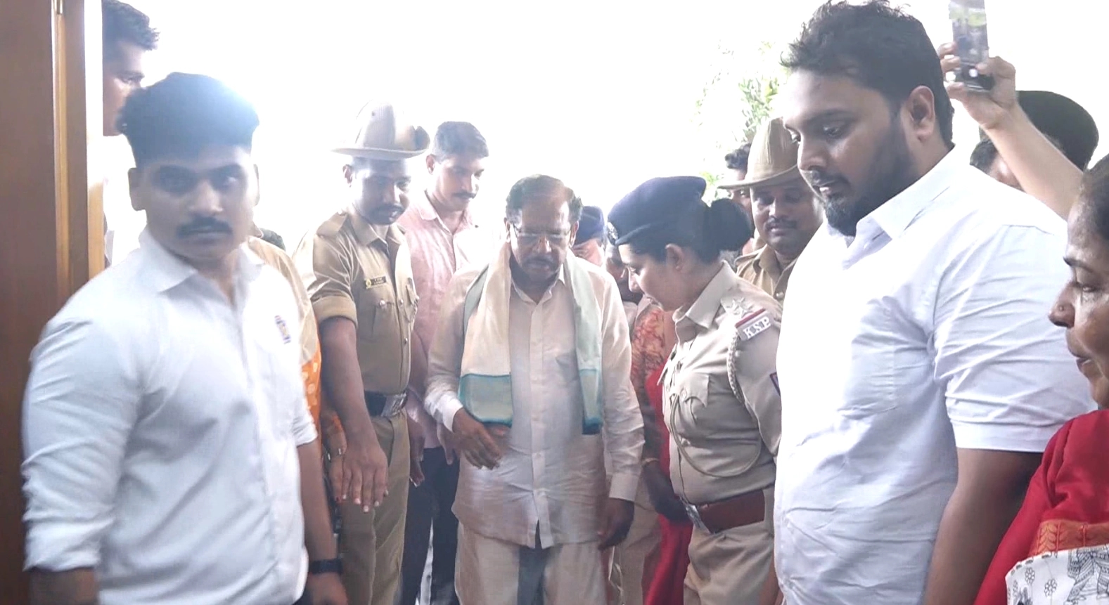 ಬೆಳ್ಮಣ್ಣು ದುರ್ಗಾಪರಮೇಶ್ವರಿ ದೇವಸ್ಥಾನದ ಚಂಡಿಕಾಹೋಮದಲ್ಲಿ ಭಾಗವಹಿಸಿ ಮಂಗಳೂರಿಗೆ ಆಗಮಿಸಿದ ಗೃಹ ಸಚಿವ ಡಾ ಜಿ ಪರಮೇಶ್ವರ್ - News Karnataka